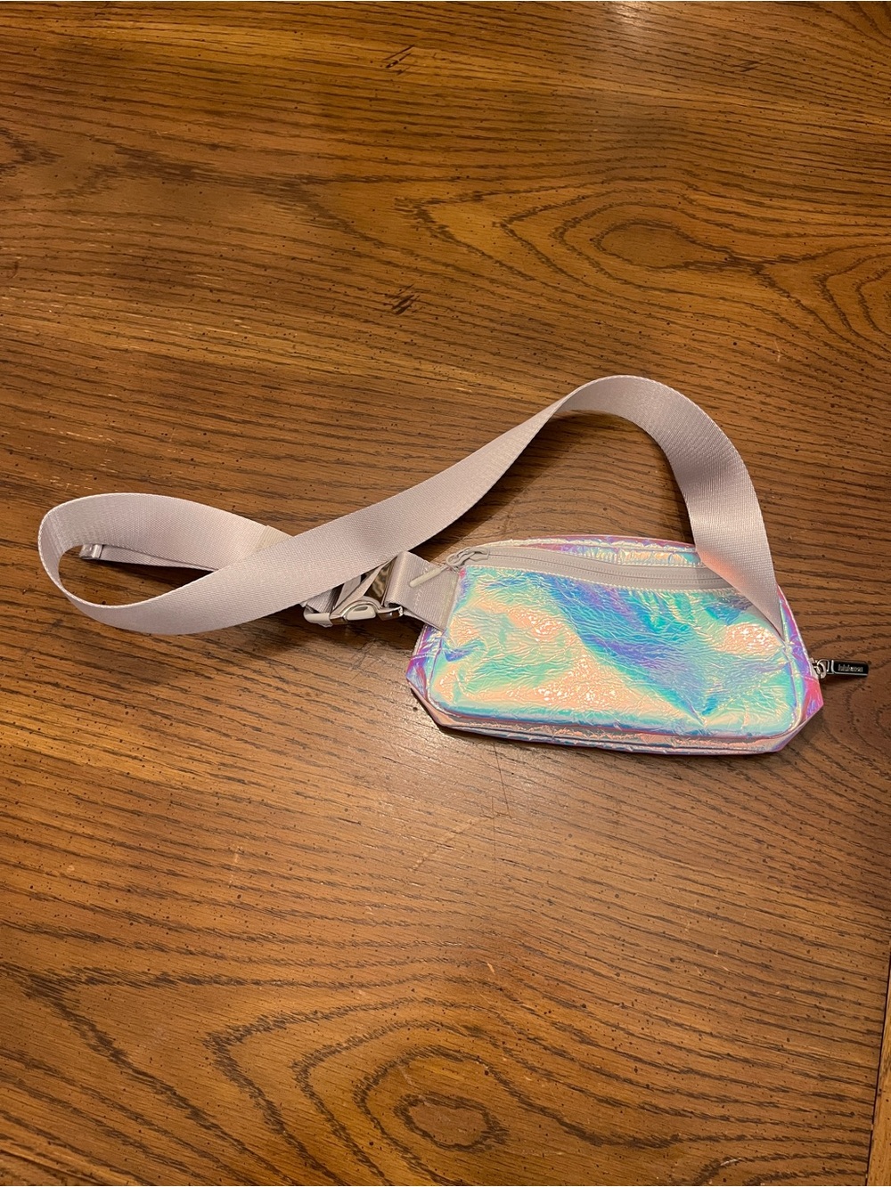 Lululemon Everywhere Belt Bag 1L in the Iridescent Silver holographic colorway - Picture 5 of 12